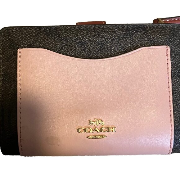 Coach Handbags - EUC Coach Medium Corner Zip Wallet in Signature Canvas